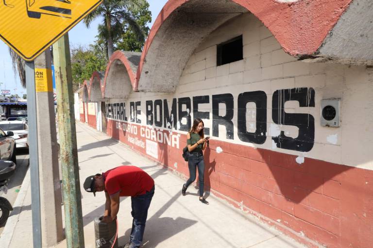 En Mazatlán demuelen estación de Bomberos de la Avenida Gabriel Leyva; construirán ahí mismo una nueva