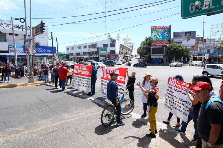 Protestan comerciantes contra carril preferencial en Mazatlán; bloquean avenidas