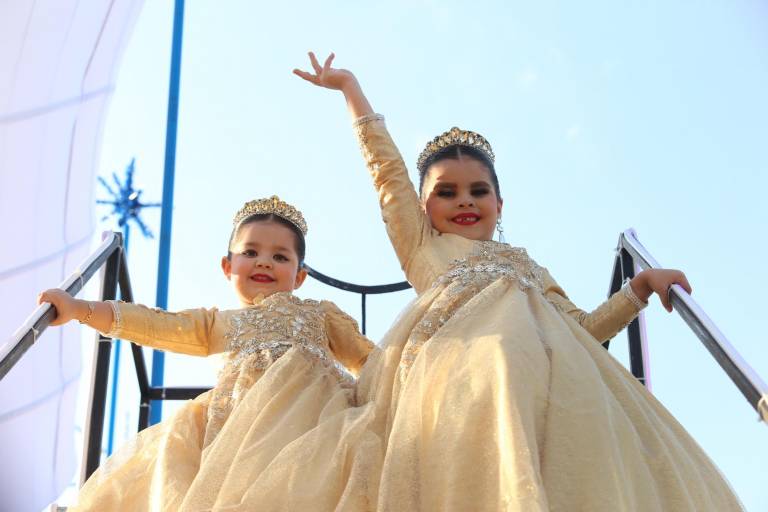 Mazatlecos y turistas disfrutan del primer desfile del Carnaval