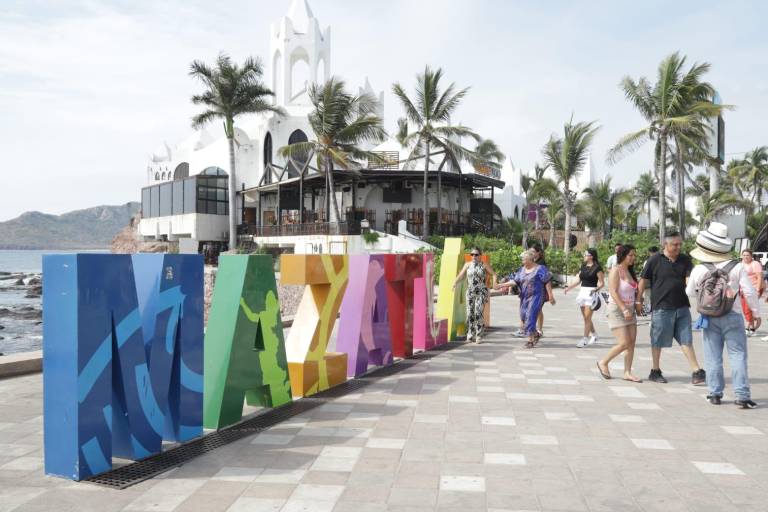 Turistas disfrutan de los atractivos en Mazatlán y aprovechan el fin de semana largo