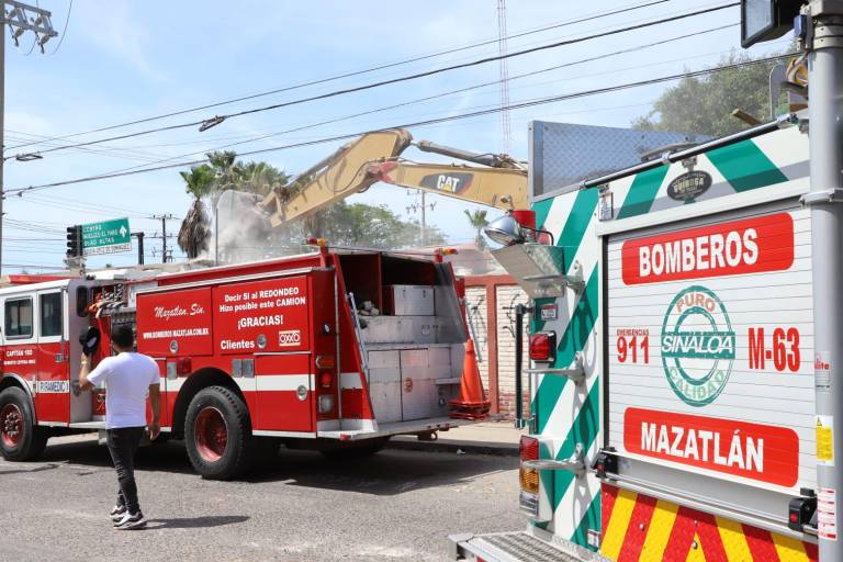 En Mazatlán demuelen estación de Bomberos de la Avenida Gabriel Leyva; construirán ahí mismo una nueva