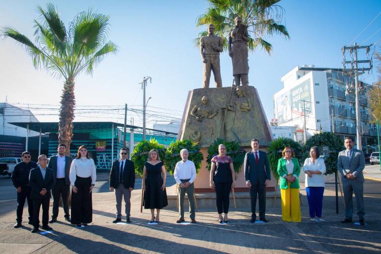 Inicia la celebración a los maestros en el monumento en su honor en Culiacán