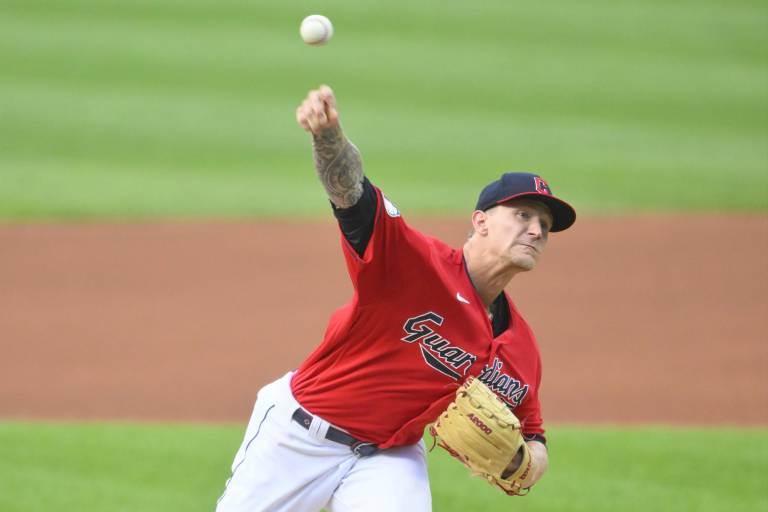 Angelinos hacen oficial acuerdo por un año con Zach Plesac