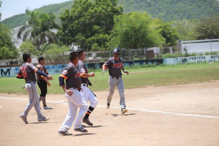 Se coronan campeones absolutos Ahijados de Chito Cano, en Club Polluelos