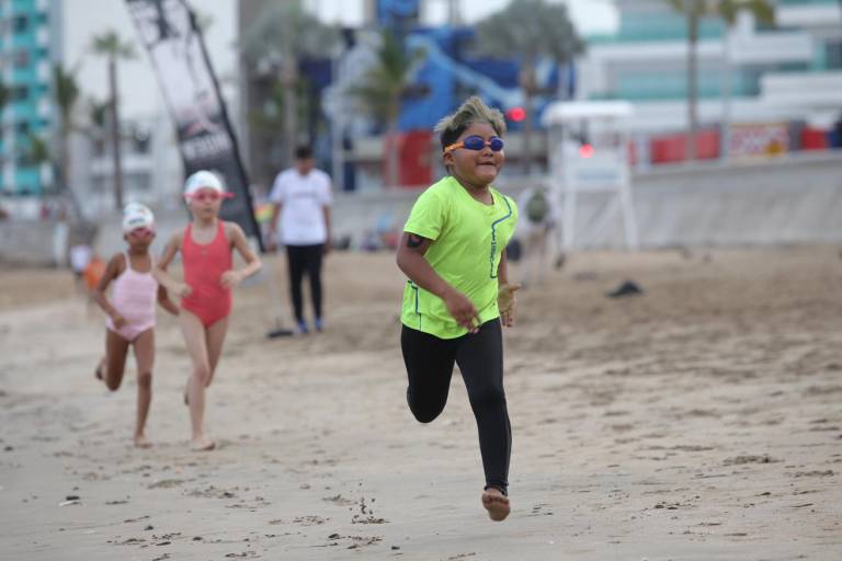 Infantes disfrutan del mar en el evento ‘Corre, Nada y Diviértete’ del Comité Municipal de Natación
