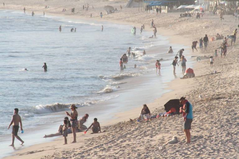 ‘Se han equivocado tantas veces con sus pronósticos’, dice ‘El Químico’ sobre reconsiderar aforos al 100% en playas de Mazatlán