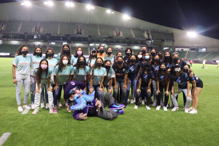 Las chicas de Leonas y Toros FC son ovacionadas en el Kraken