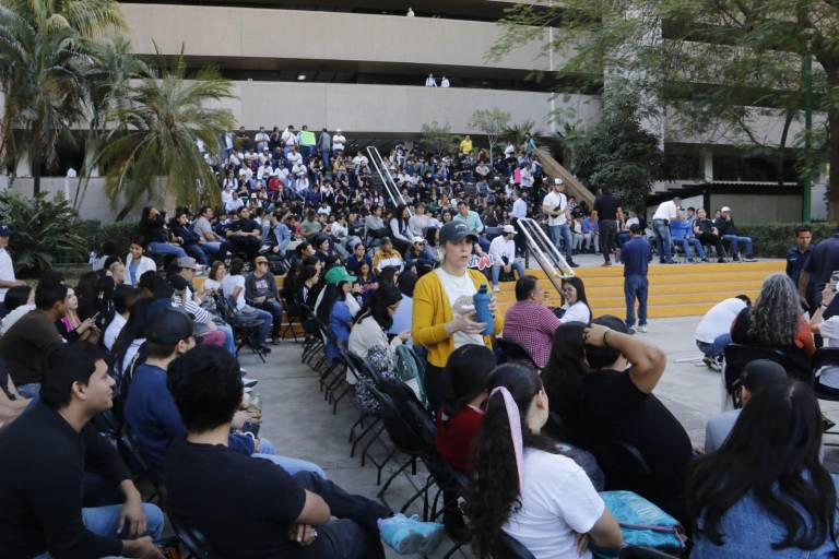 Ante visita de AMLO, personal de la UAS se congrega en Palacio de Gobierno en Culiacán