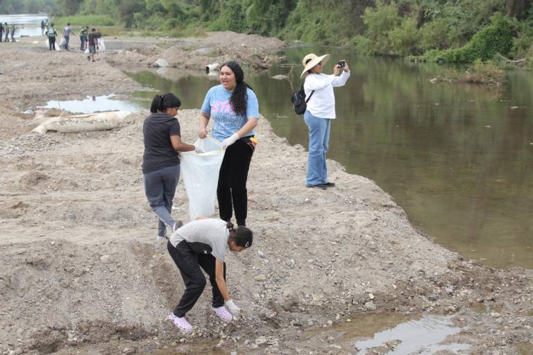 Cientos de personas se reúnen a limpiar el río Presidio en Mazatlán
