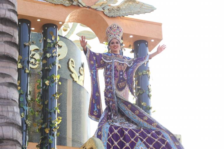 Mazatlecos y turistas disfrutan del primer desfile del Carnaval