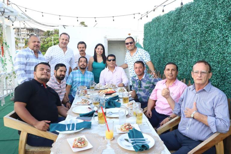 Integrantes del Colegio de Abogados Genaro Estrada festejan su día