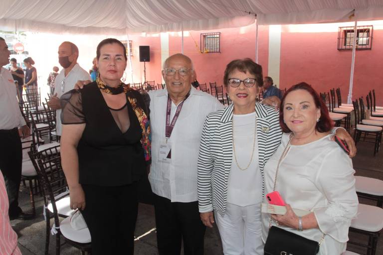 Reciben profesores la Medalla al Mérito Rafael Ramírez