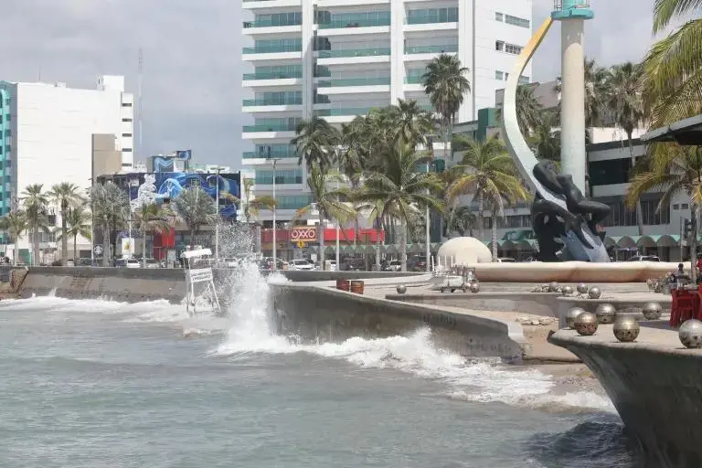 $!Son 6 los socavones del malecón de Mazatlán, uno de alrededor de 100 metros