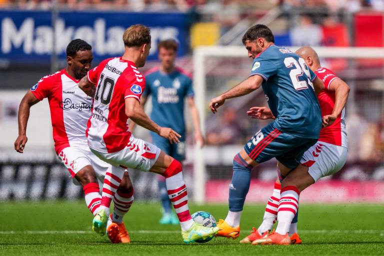 Santiago Giménez se aleja del título de goleo