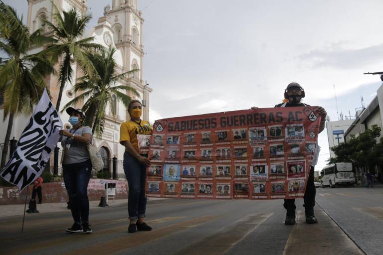 Refuerzan Sabuesos Guerreras listones de árbol de la esperanza de sus desaparecidos