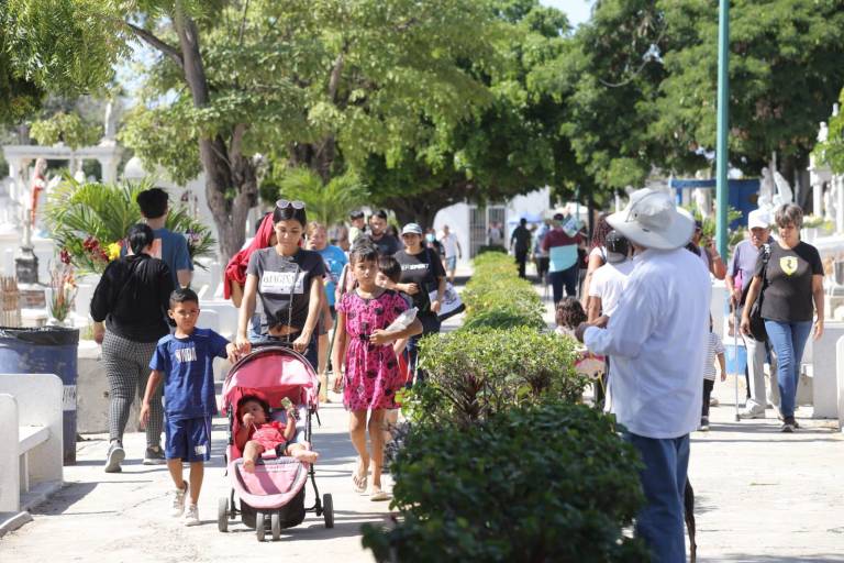 Acuden miles de personas a panteones de Mazatlán a conmemorar el Día de Muertos