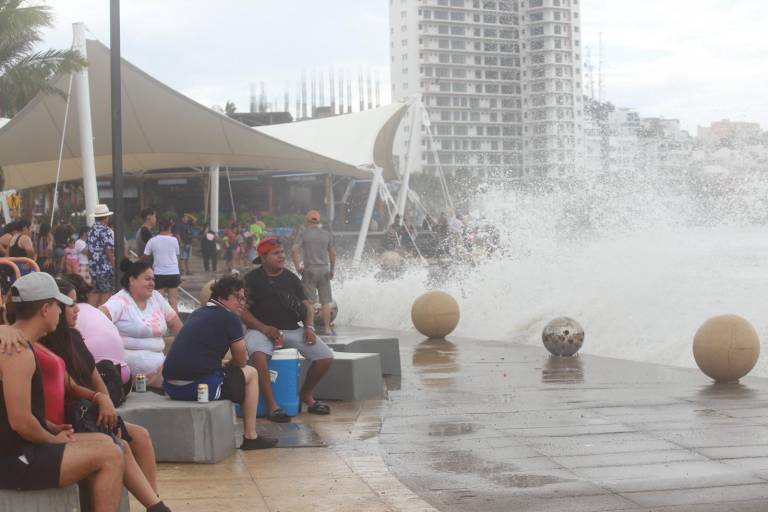 Reportan oleaje de 4 a 5 metros en las playas de Mazatlán
