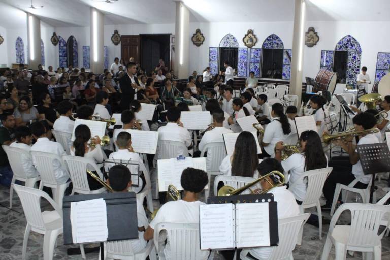 Agrupaciones musicales del sur de Sinaloa conquistan al público en Rosario