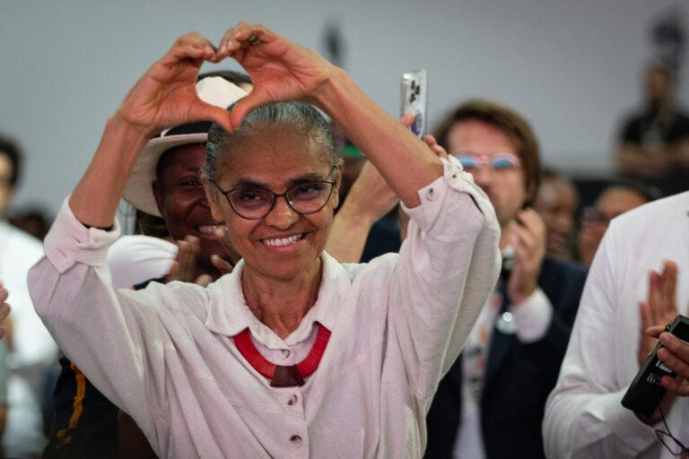 $!La ministra de Ambiente brasileña, Marina Silva, agradece los aplausos en el plenario de cierre de la COP30.
