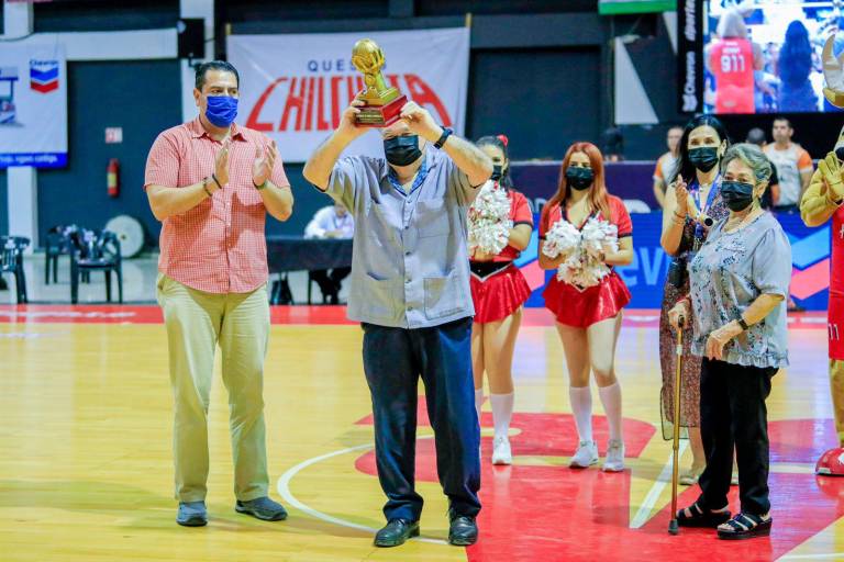 Venados Basketball rinde merecido homenaje a Cesáreo Álvarez