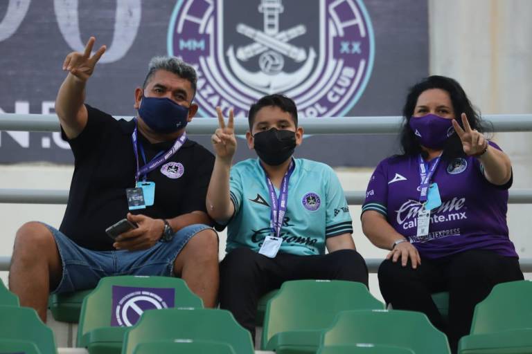 Aficionados asisten con sus niños al partido de futbol en el Kraken