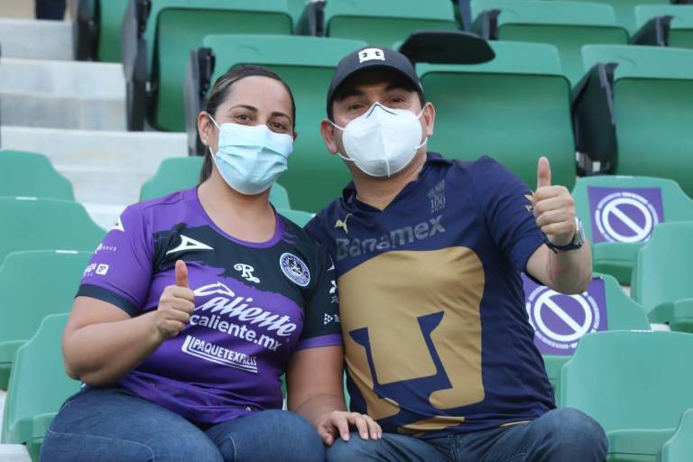 Aficionados asisten con sus niños al partido de futbol en el Kraken