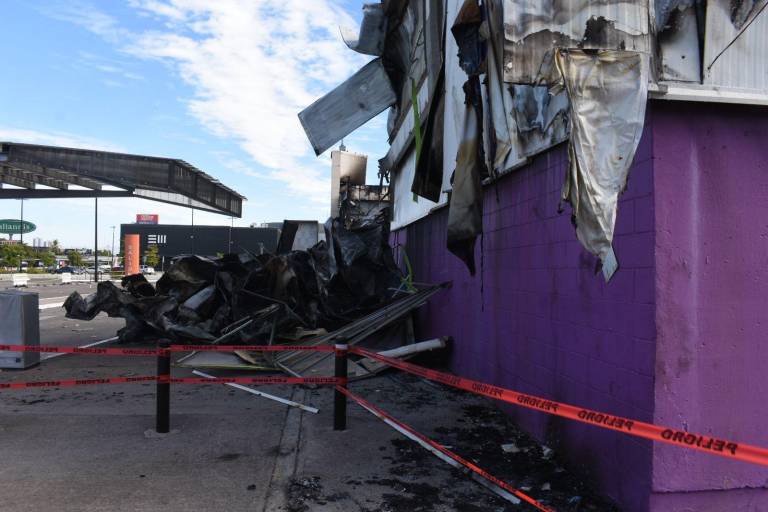 Resguarda plaza comercial en Culiacán escombros ennegrecidos por hollín y un olor a ceniza