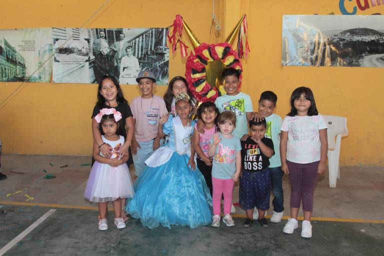 Club 30-60-90 corona a su Reina Infantil, Romina Rivera Furichi