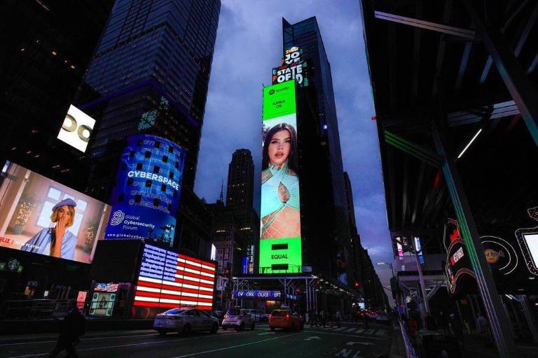 Kenia Os se apodera de los espectaculares de Times Square