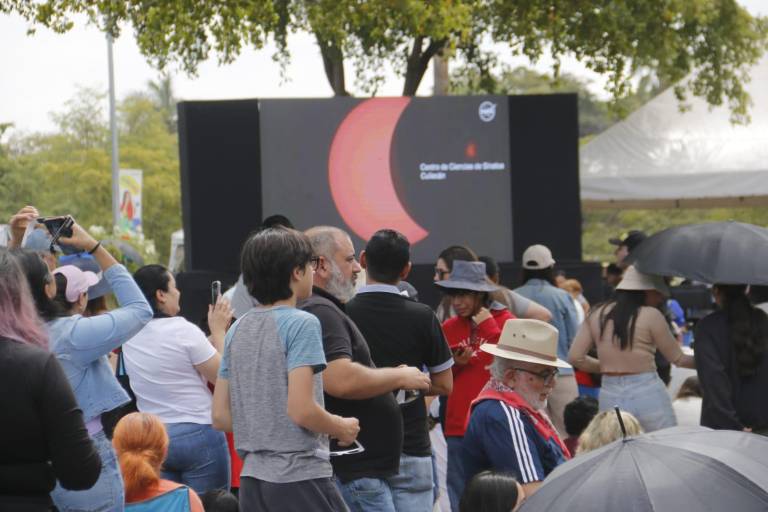 Fase máxima del Eclipse Solar paraliza a observadores en Centro de Ciencias de Culiacán