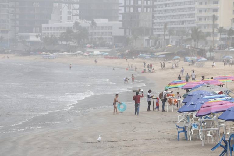 Amanecen las playas de Mazatlán con oleaje normal pese a pronóstico de mar de fondo