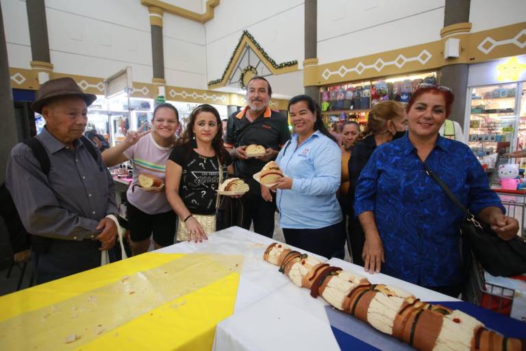 Casa Ley consiente a sus clientes con Rosca de Reyes