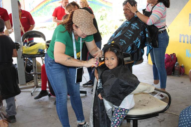 La pequeña Daniela dona su cabello para hacer feliz a ‘niñas que no tienen pelo’