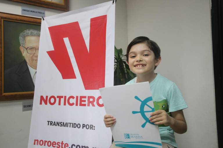 Recibe Matías Javier donativo de Hospital Marina Mazatlán para asistir a Olimpiada Nacional de Matemáticas