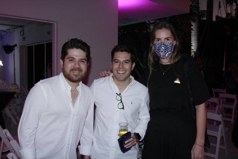 Coleccionistas participan en la subasta en pro de La Casa del Maquío