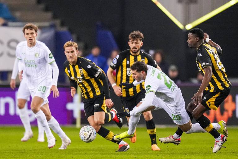 Santiago Giménez se va en blanco en triunfo del Feyenoord