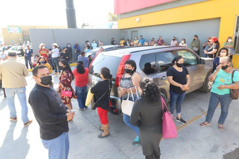 Manifestantes esperan a AMLO en Mazatlán para plantearle sus demandas