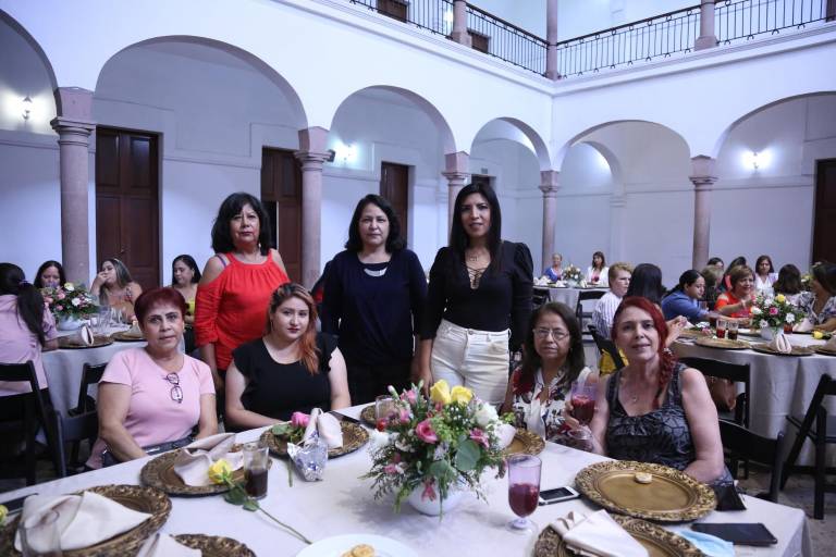 Felicitan a las mamás del Isic