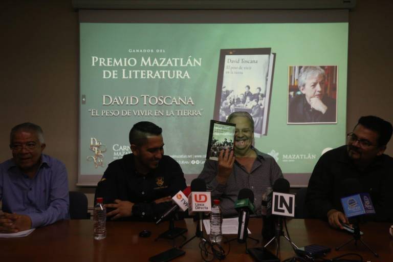 Gana David Toscana el Premio Mazatlán de Literatura