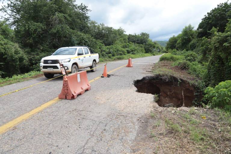Socavón en la México 40 pone en riesgo a conductores a la altura de Concordia