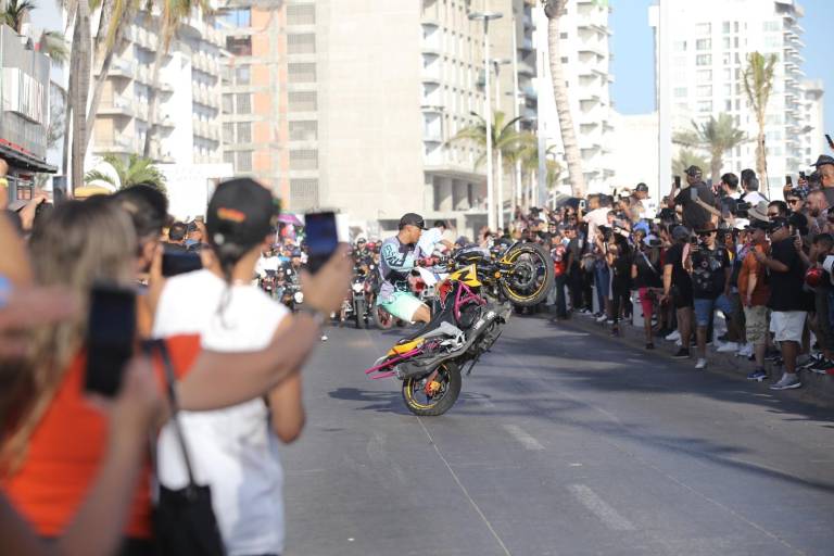 Rugen máquinas en el malecón en el desfile de la Semana de la Moto Mazatlán 2024