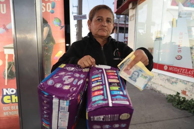 Recibe abuela de Juan Enrique donativo de mil pesos y pañales por parte de lectores de Noroeste