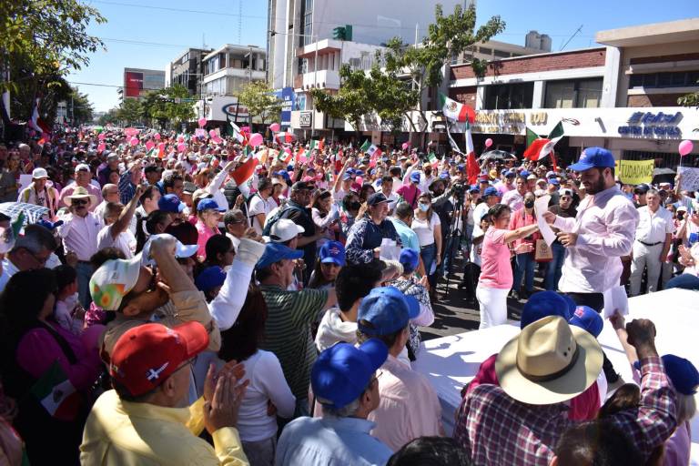 Más de mil personas se movilizan en Culiacán por el INE