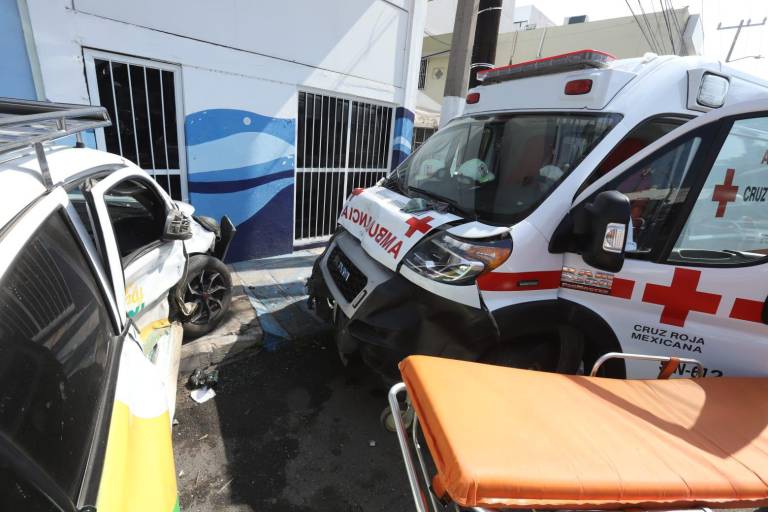 Aún lesionados, socorristas de Cruz Roja atendieron a taxista con el que chocaron en Mazatlán