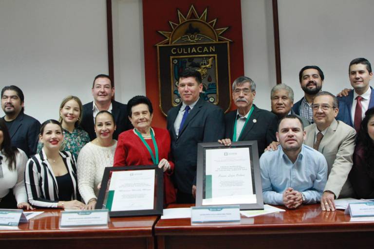 Entrega Ayuntamiento inéditos premios a Óscar Loza y Meché Murillo