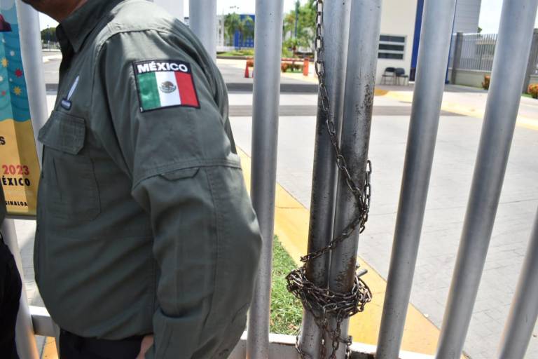 Elementos de la Fiscalía se retiran de la UAS tras no poder realizar cateo