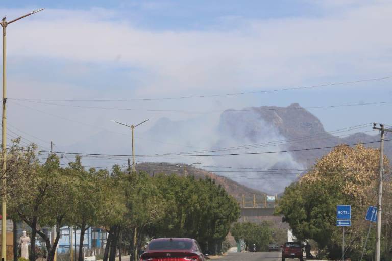 Alerta a vecinos incendio forestal del cerro del Yauco, en Rosario