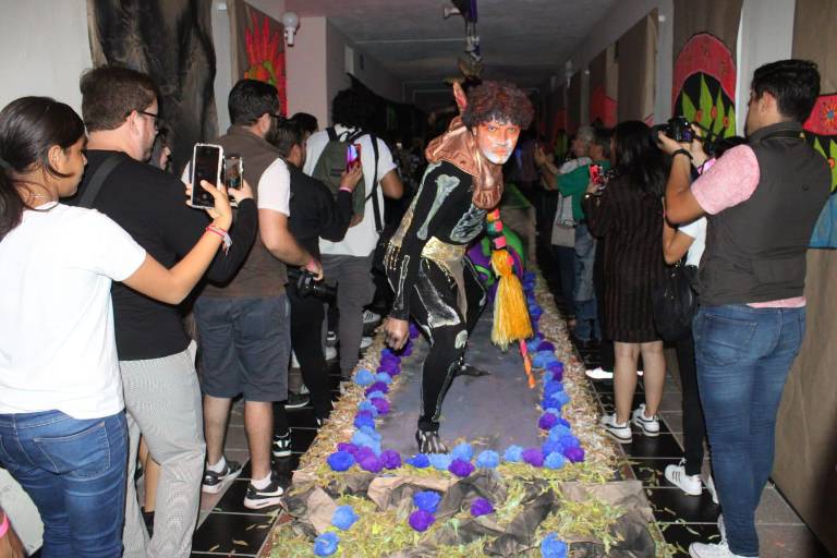 Disfrutan mazatlecos del desfile de Día de Muertos en Olas Altas