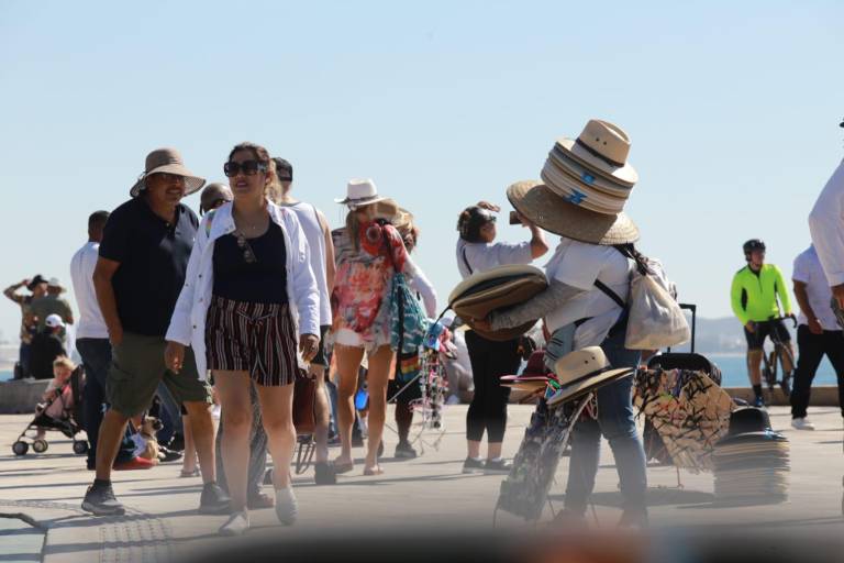 Disfrutan turistas del domingo en los atractivos de Mazatlán