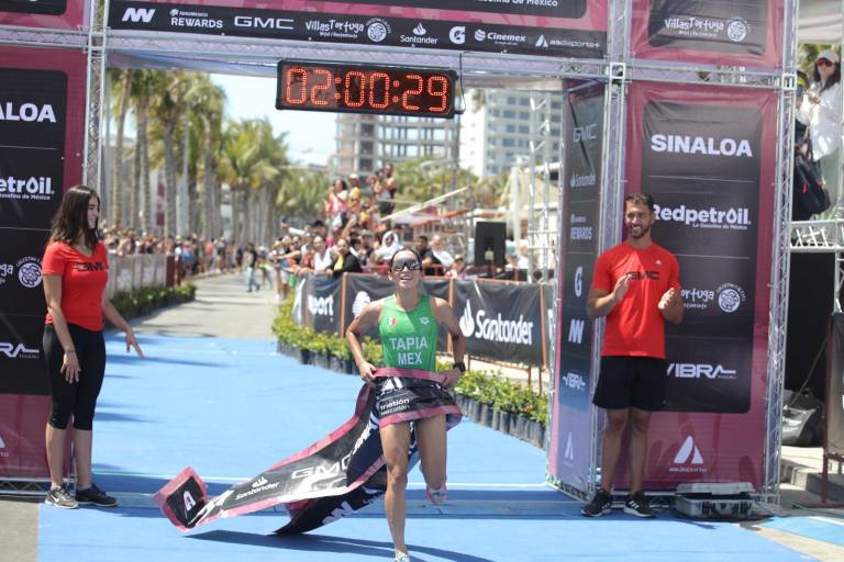 Rosa María Tapia se alza con la victoria del Triatlón AsTri Mazatlán 2024